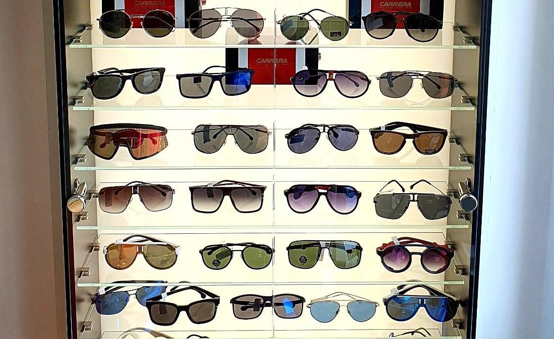 okulary na wystawie